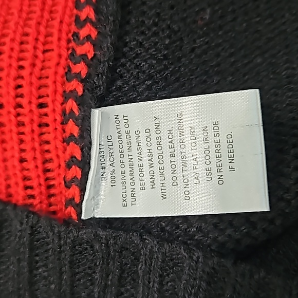 Christmas KISS ME Sweater - Picture 8 of 8